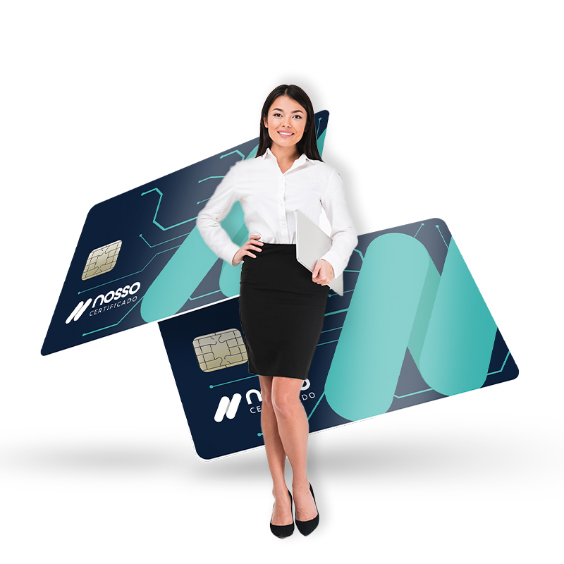 Mulher sorridente com a mão na cintura e segurando um notebook em baixo do braço. Atrás dela, a imagem de dois cartões da Nosso Certificado.